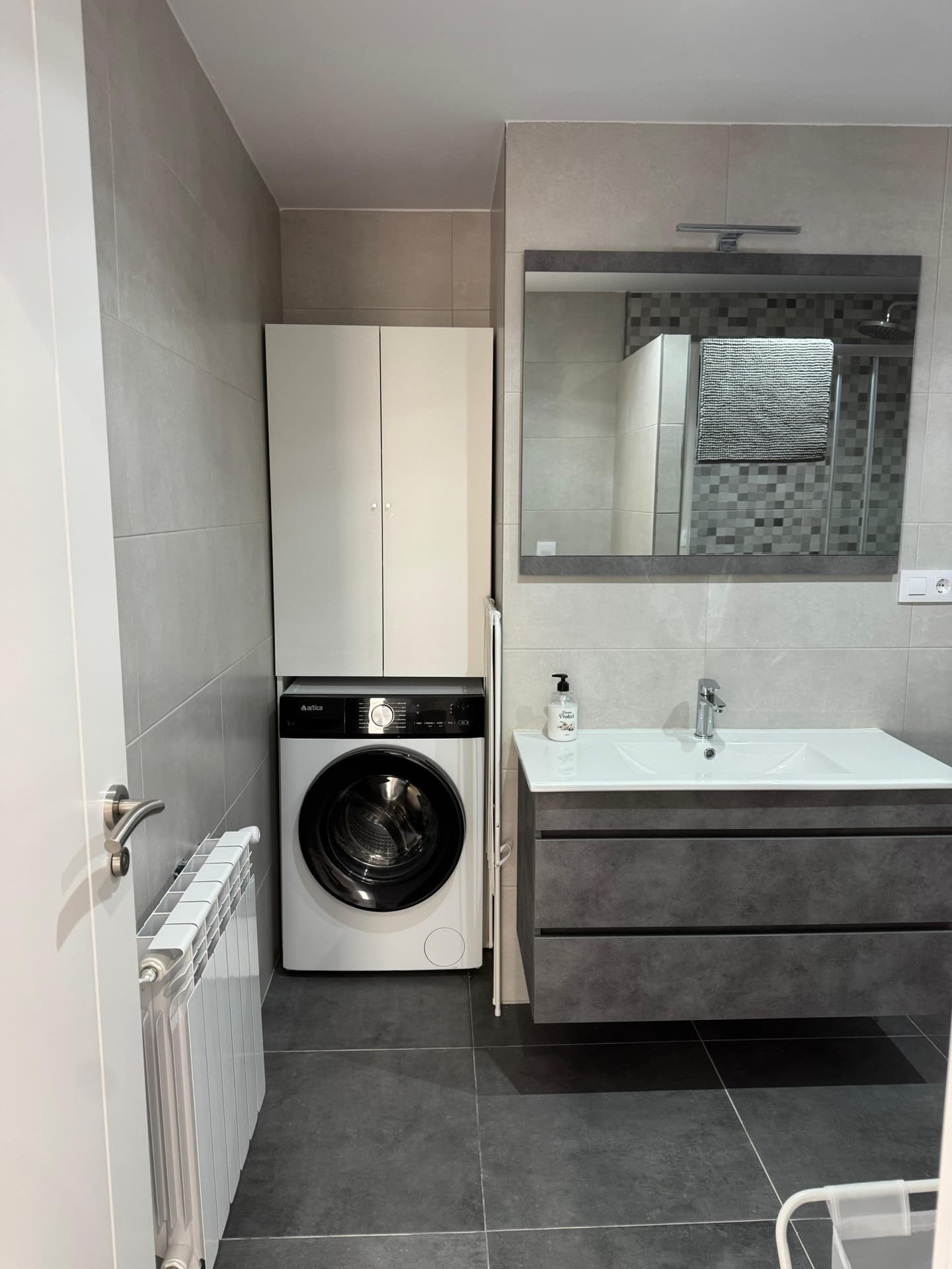 Baño con lavadora incluida en el apartamento