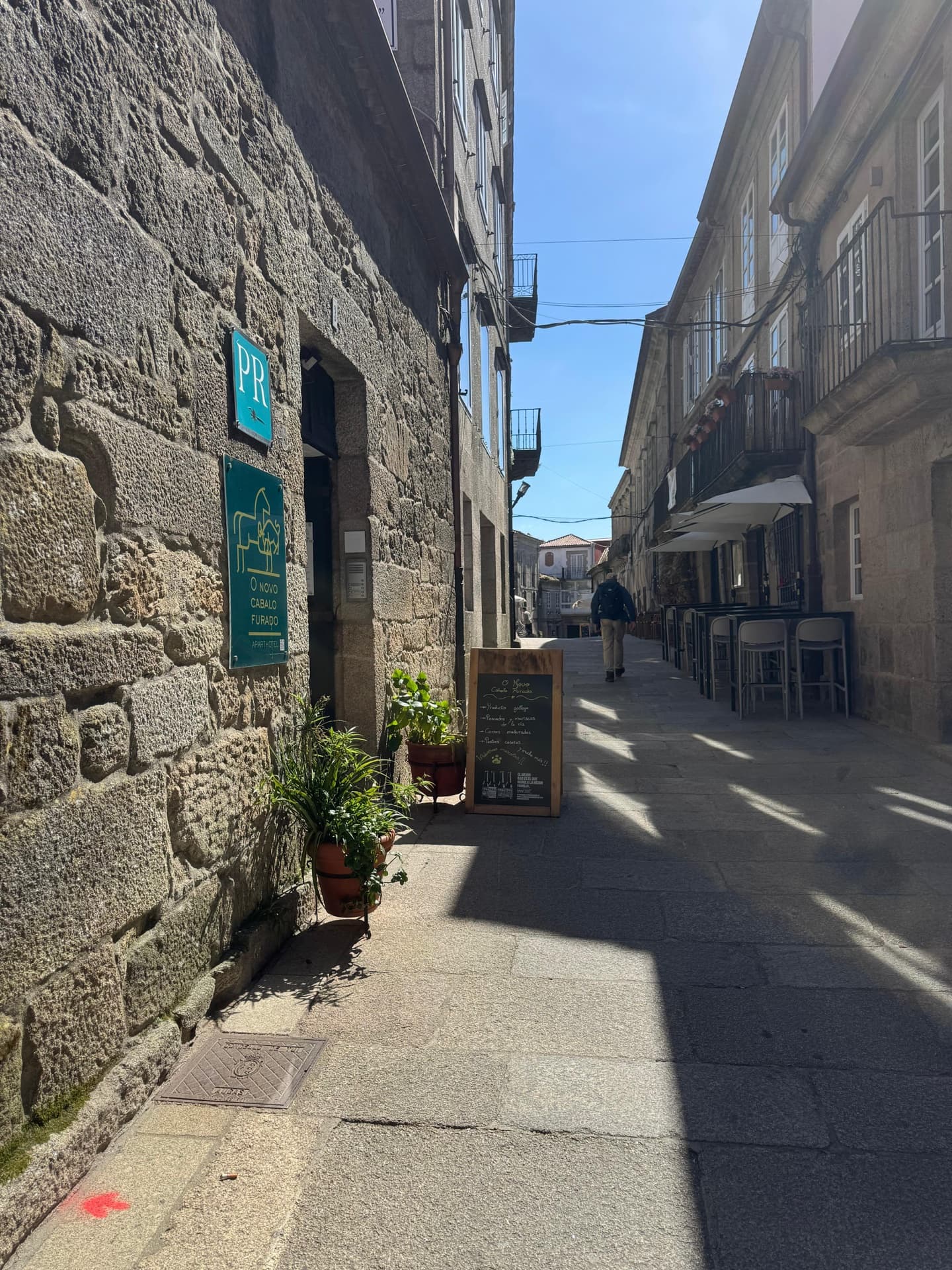 Calle del casco histórico de Tui con restaurantes y terrazas a un paso