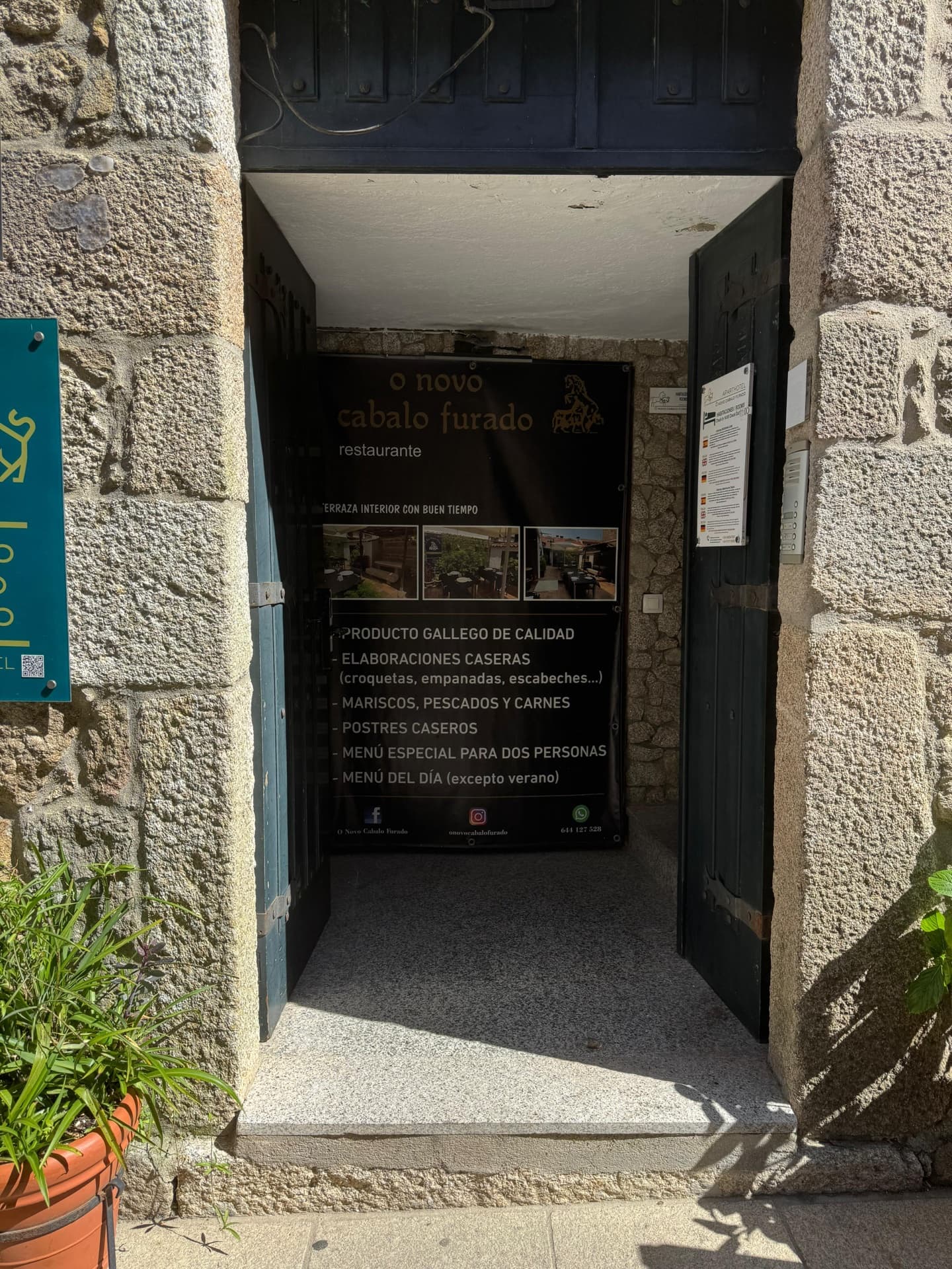 Calle empedrada de Tui, paso del Camino Portugués de Santiago