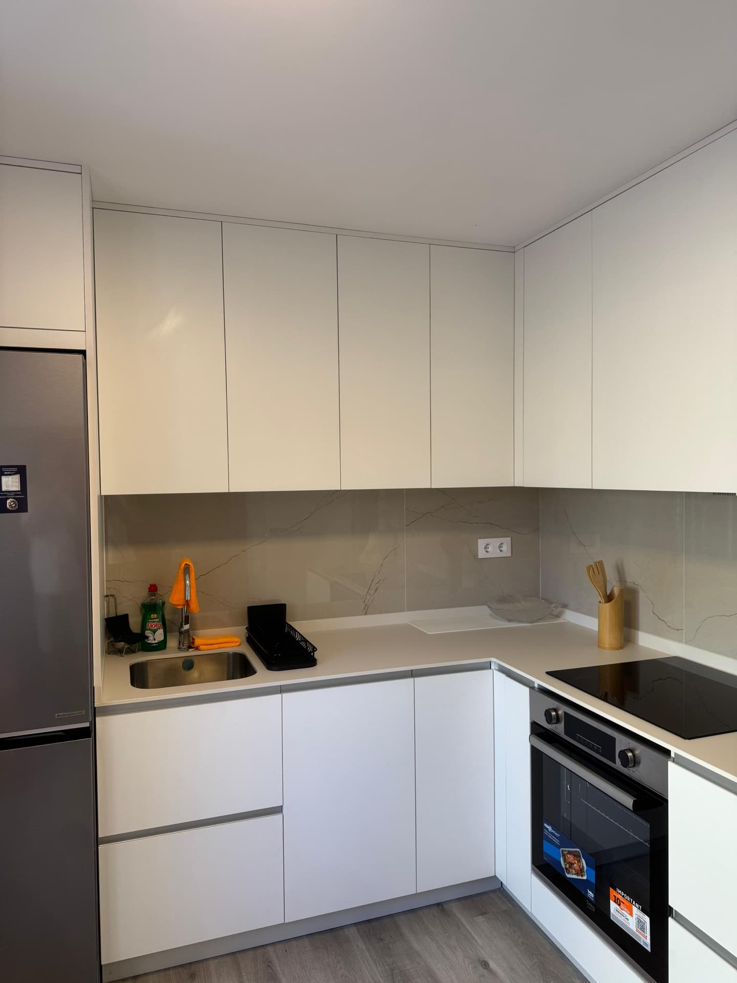 Cocina equipada — detalle de encimera y electrodomésticos