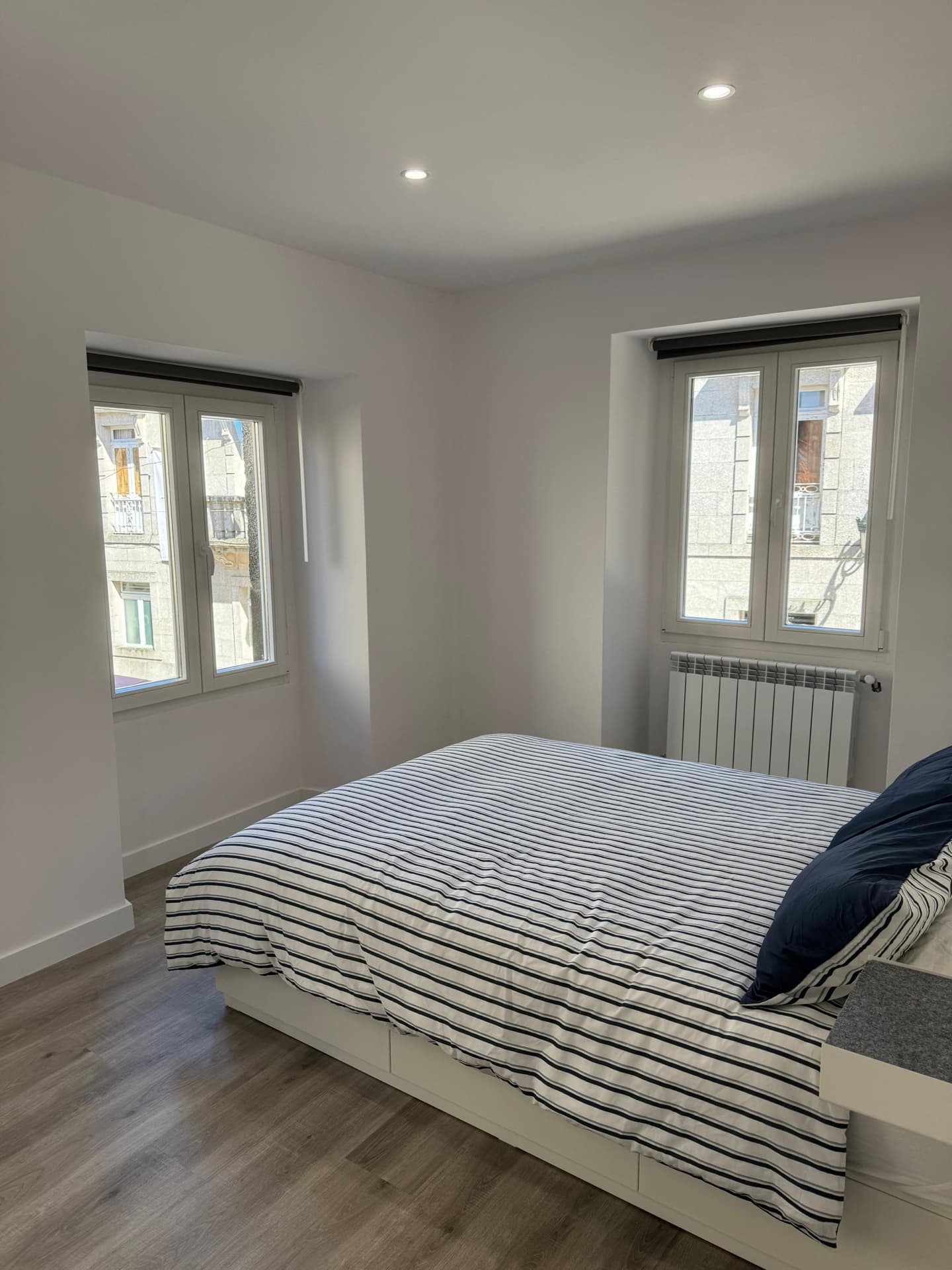 Dormitorio principal con cama doble y ventanas con vistas a la catedral