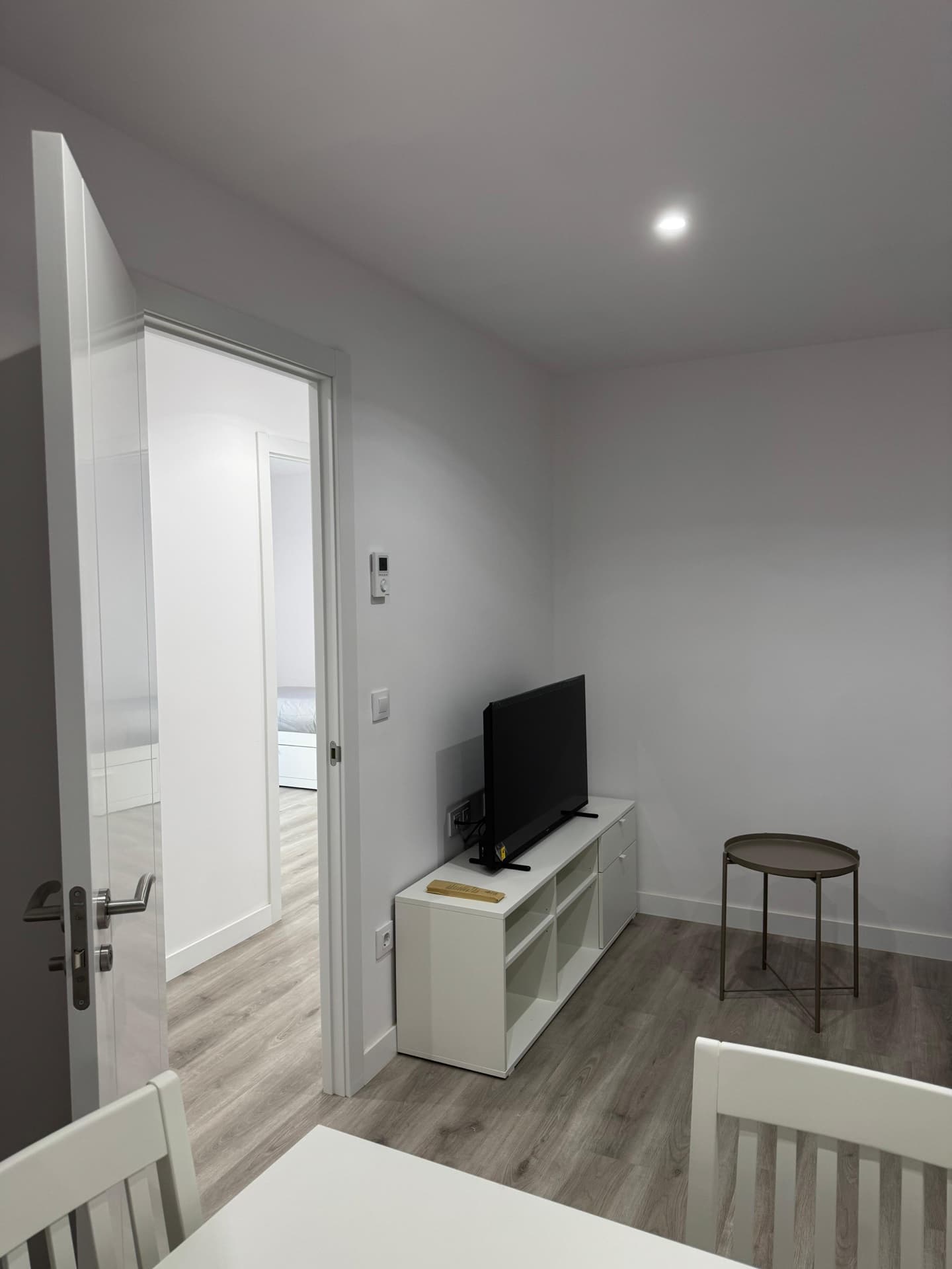 Zona de salón con TV de pantalla plana