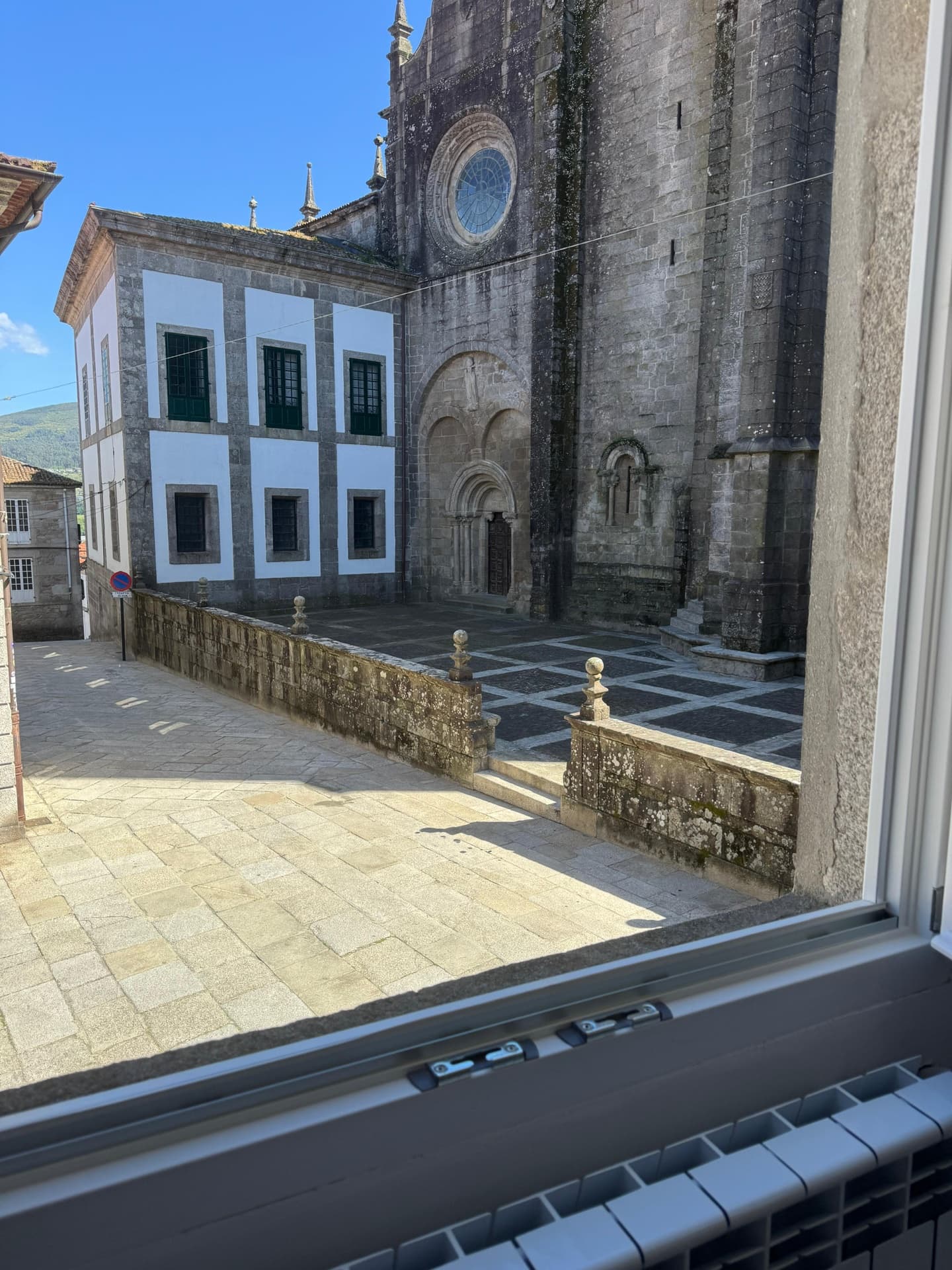 Vista de la Catedral de Santa María de Tui desde la ventana del apartamento